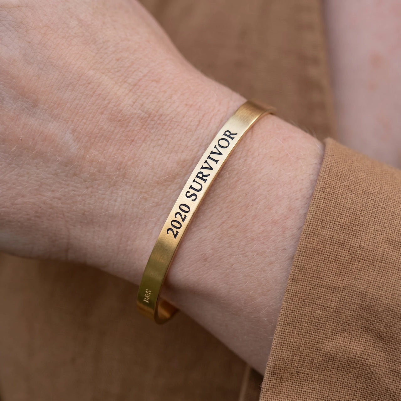 Mutmach armband — Nahaufnahme der Details, Gold | SKU: 2020s-g