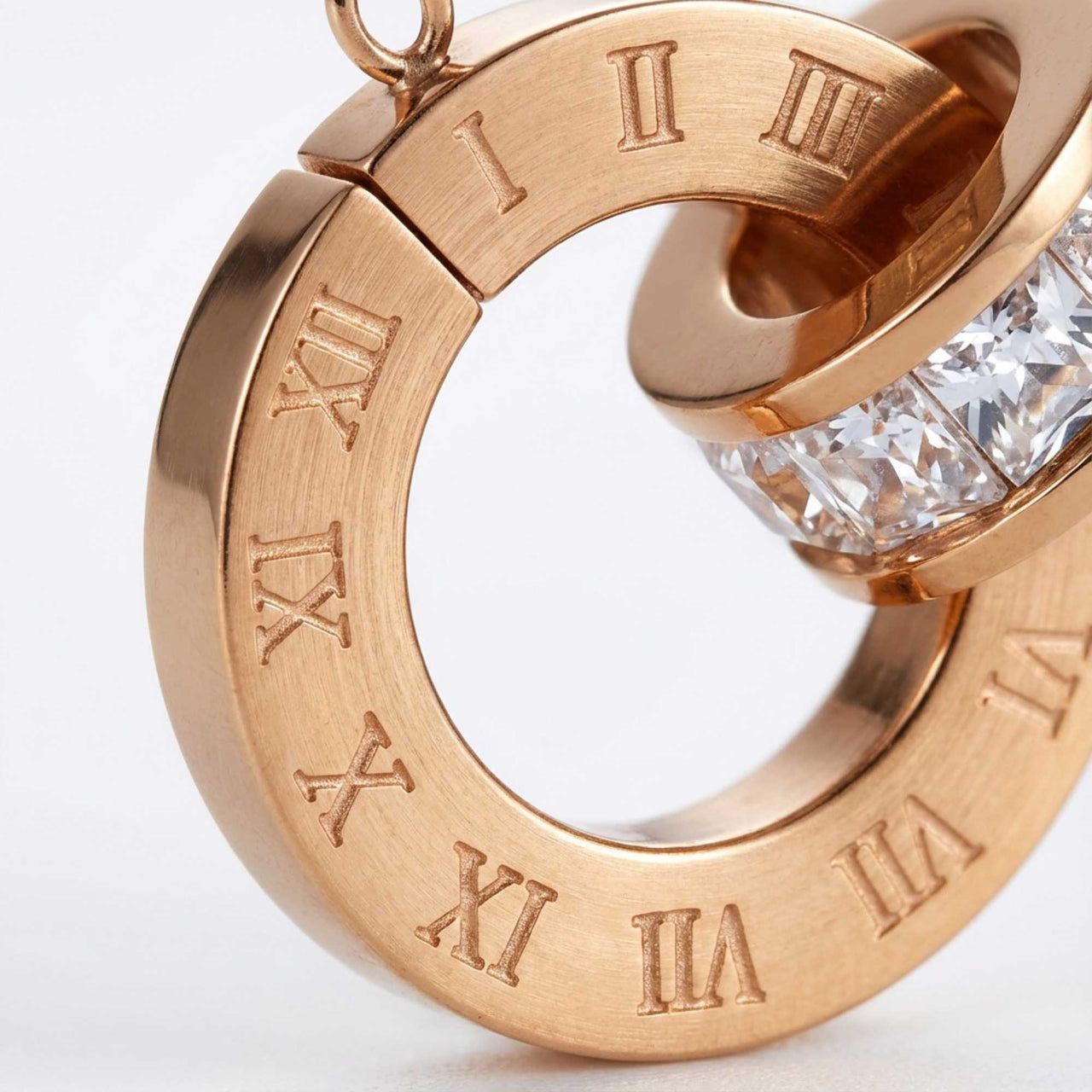 Halskette mit verbundenen Ringen & Kristallen