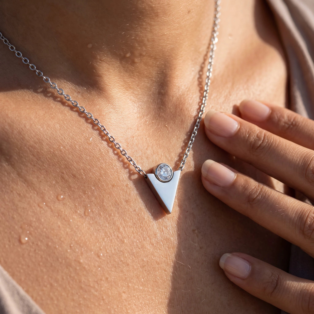 Dreieck anhänger — Nahaufnahme der Details, Silber | SKU: 18048714-rhodium-plated