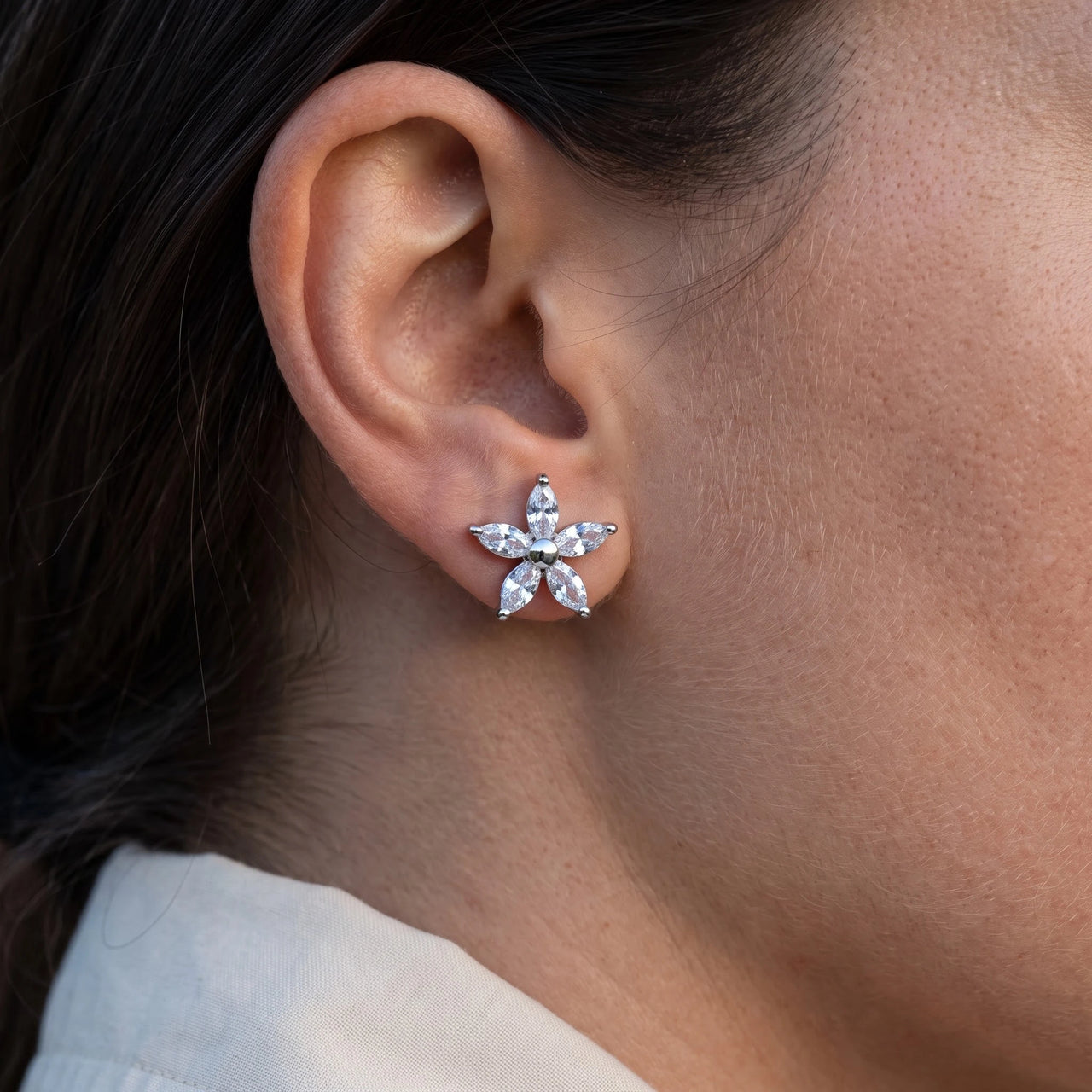 Ohrstecker blume — Nahaufnahme der Details, Silber | SKU: 419620-silver