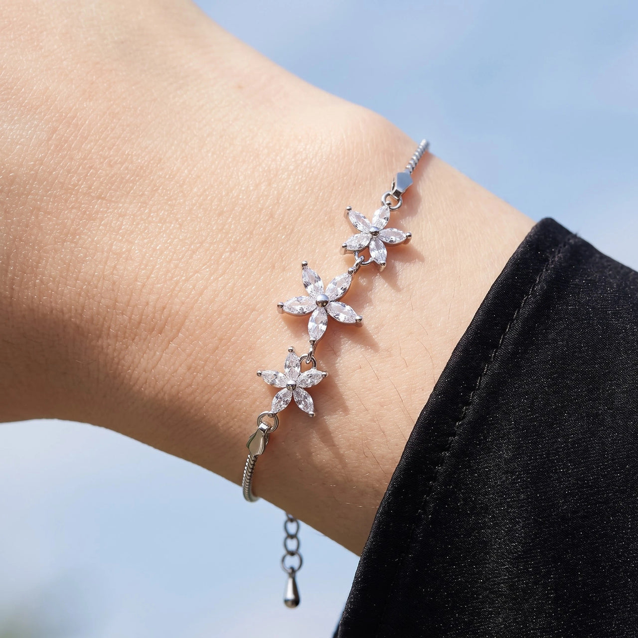 Armband blumen — Nahaufnahme der Details, Silber | SKU: 422177-white-gold-XS-S