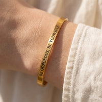 Thumbnail for Spruch armband — Nahaufnahme der Details, Gold | SKU: bgby-g