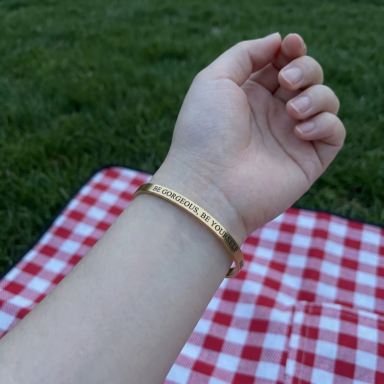 Gravur armband — getragen, echte Größe, Gold | SKU: bgby-g