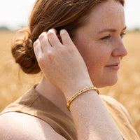 Thumbnail for Armband mit spruch — getragen im Alltag, Gold | SKU: bgby-g