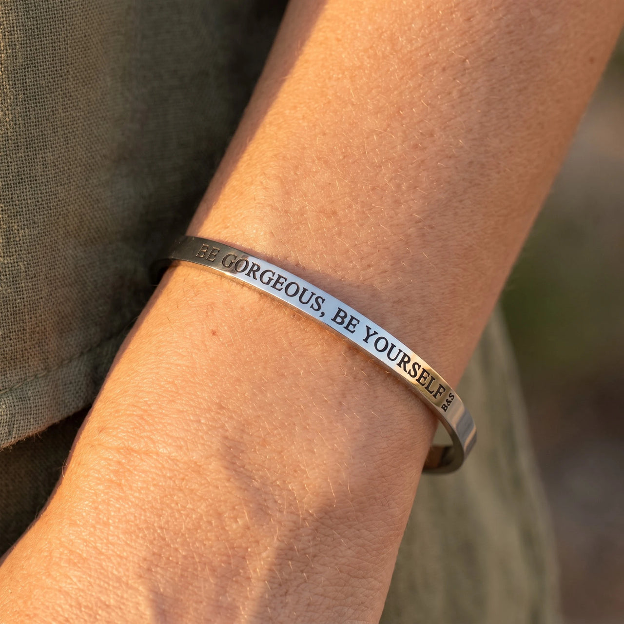Armband mit spruch — Nahaufnahme der Details, Silber | SKU: bgby-wg