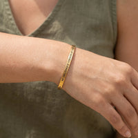 Thumbnail for Spruch armband — Nahaufnahme der Details, Gold | SKU: btuvoy-g