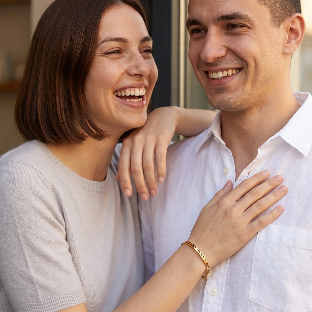 Armband mit spruch — von einem Paar getragen, Gold | SKU: btuvoy-g