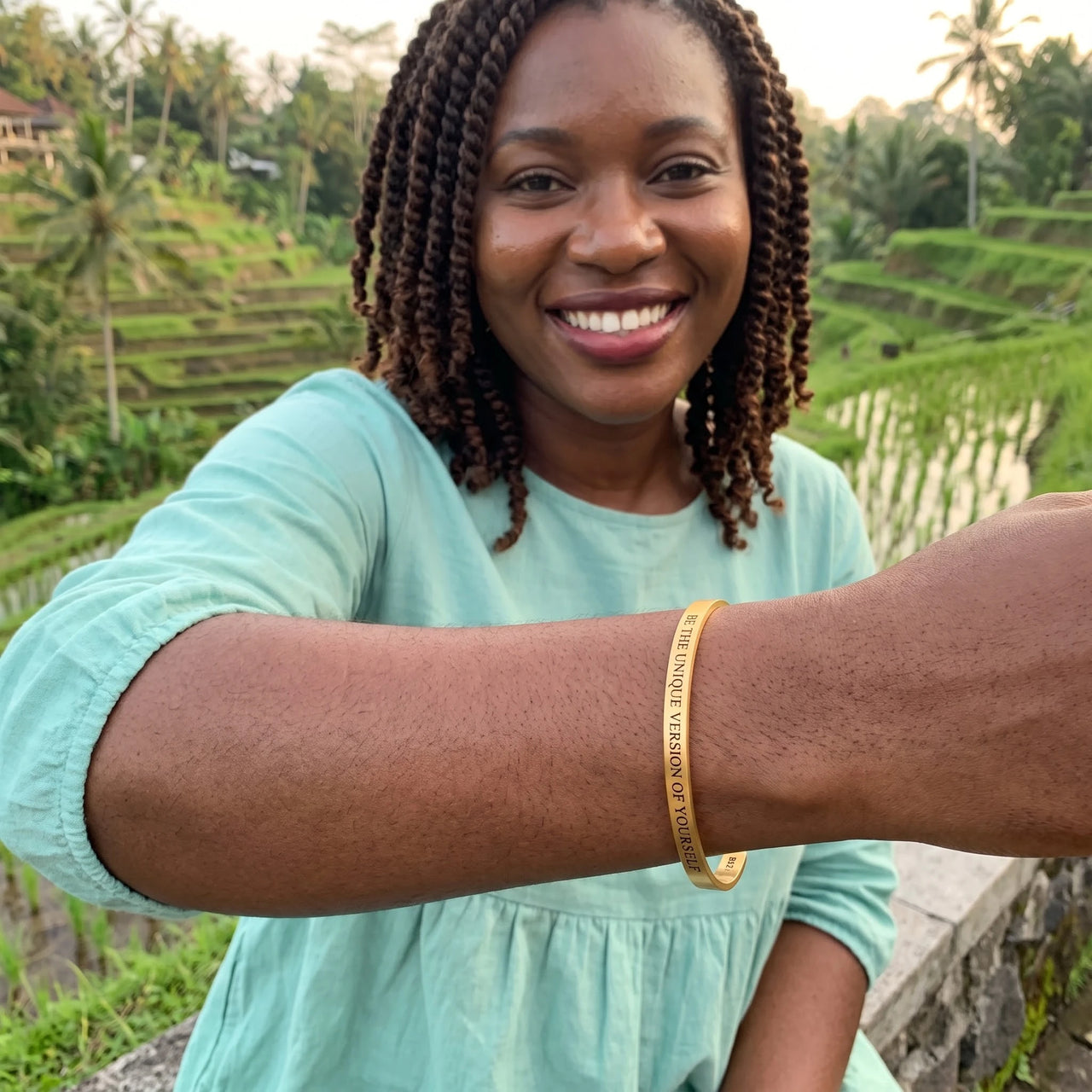 Spruch armband — getragen auf einer Reise, Gold | SKU: btuvoy-g