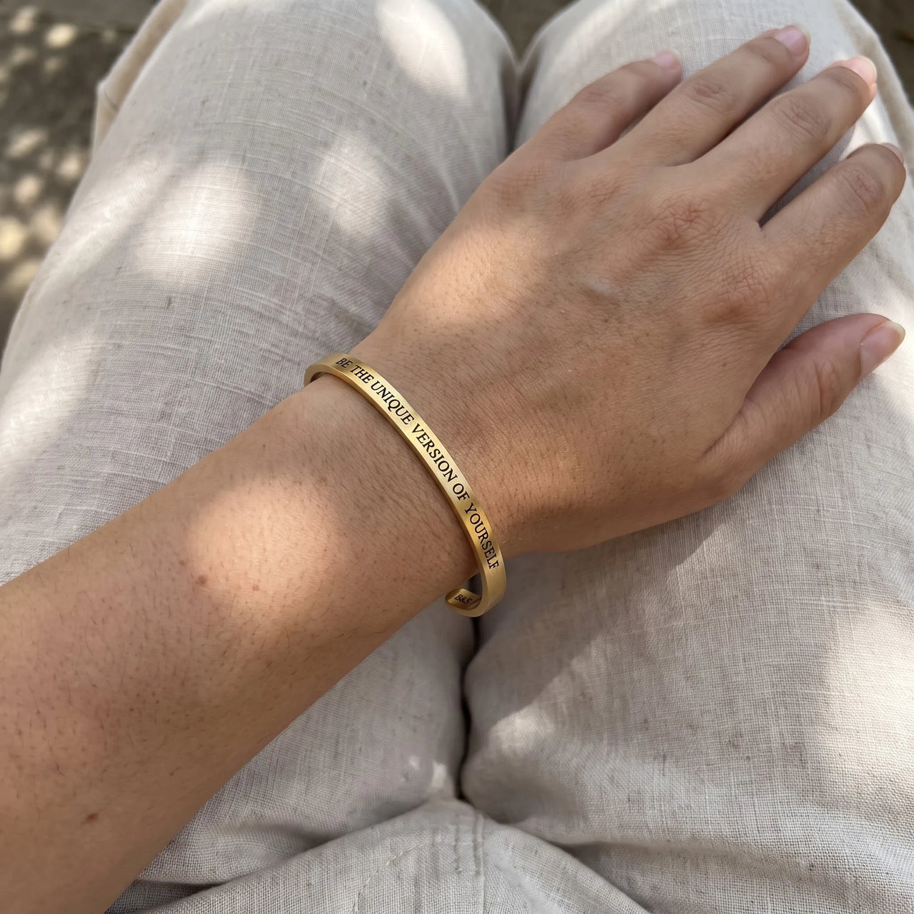 Spruch armband — getragen, echte Größe, Gold | SKU: btuvoy-g