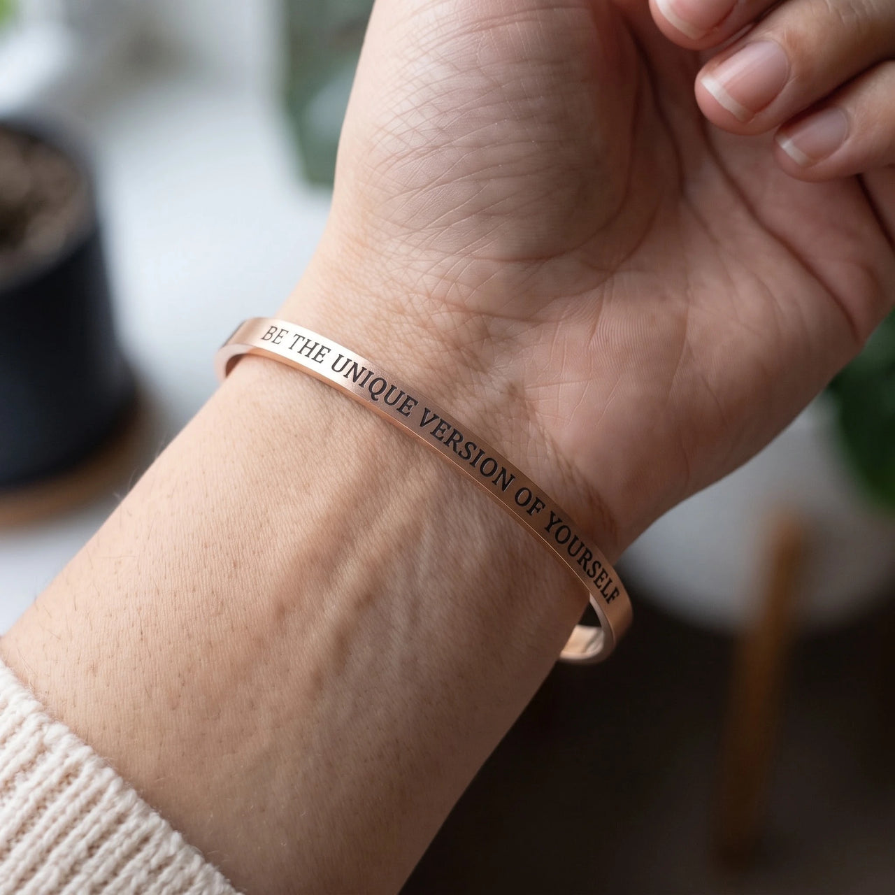 Gravur armband — Nahaufnahme der Details, Roségold | SKU: btuvoy-rg