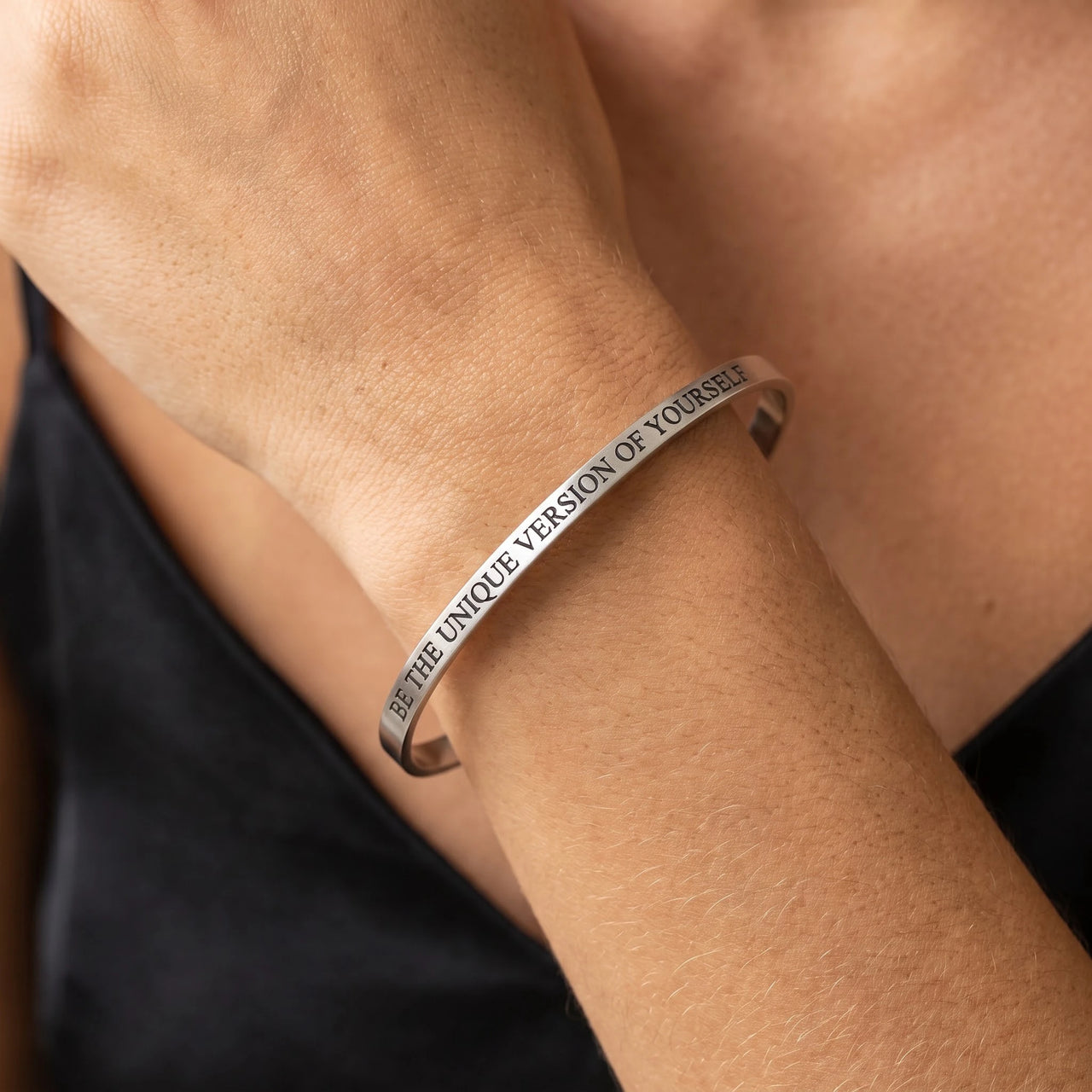 Motivations armband — Nahaufnahme der Details, Silber | SKU: btuvoy-wg