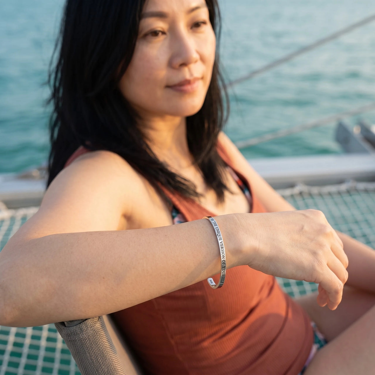 Spruch armband — getragen an einem entspannten Tag, Silber | SKU: btuvoy-wg