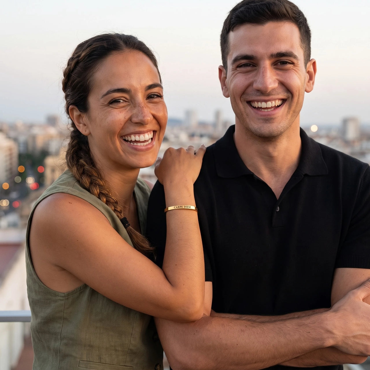 Carpe diem armband — von einem Paar getragen, Gold | SKU: cp-g