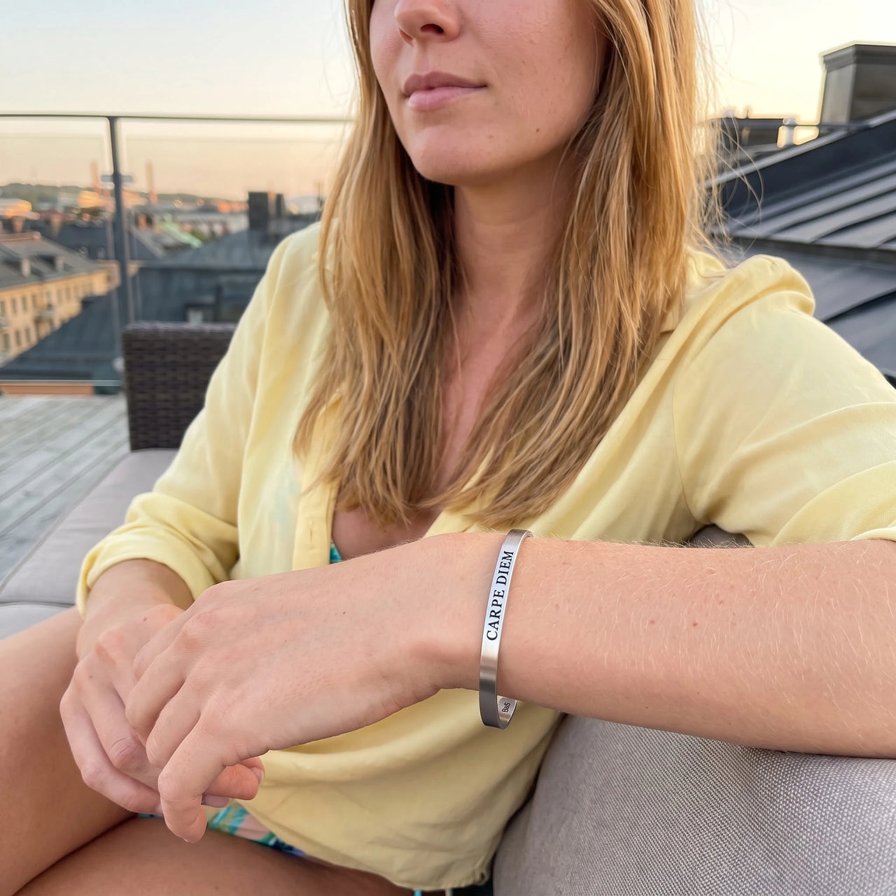 Carpe diem armband — getragen an einem entspannten Tag, Silber | SKU: cp-rg