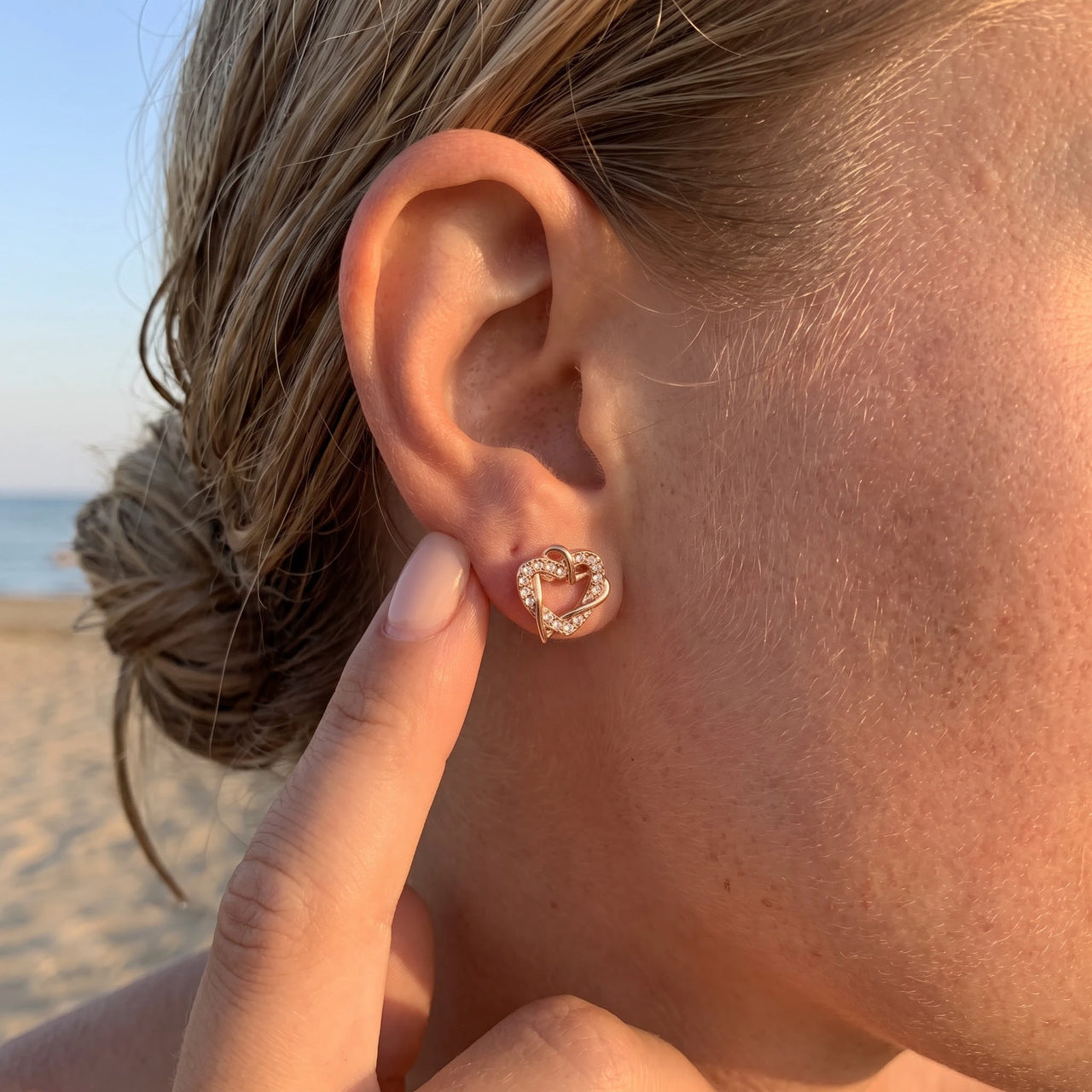 Herz ohrstecker — getragen, echte Größe, Roségold | SKU: 419593-rose-gold