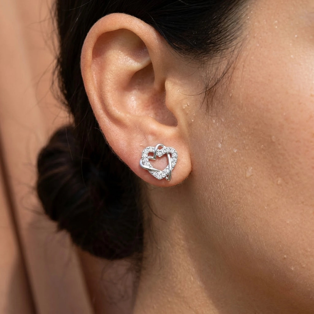 Herz ohrstecker silber — Nahaufnahme der Details, Silber | SKU: 4478648-platinum-plated-clear
