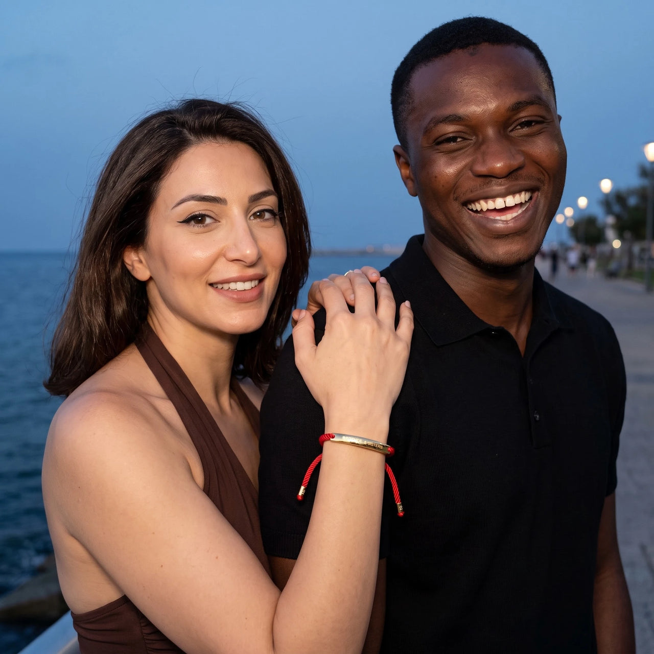 Rotes armband — von einem Paar getragen, Gold | SKU: lamour-g
