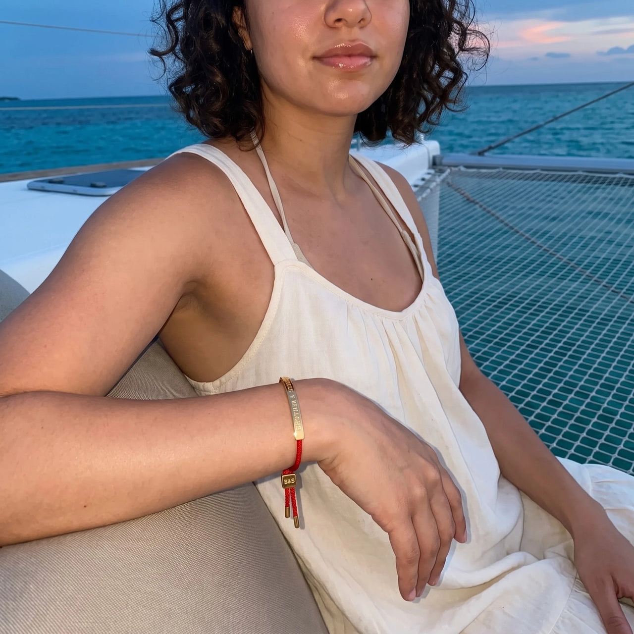 Rotes armband — getragen an einem entspannten Tag, Gold | SKU: lamour-g
