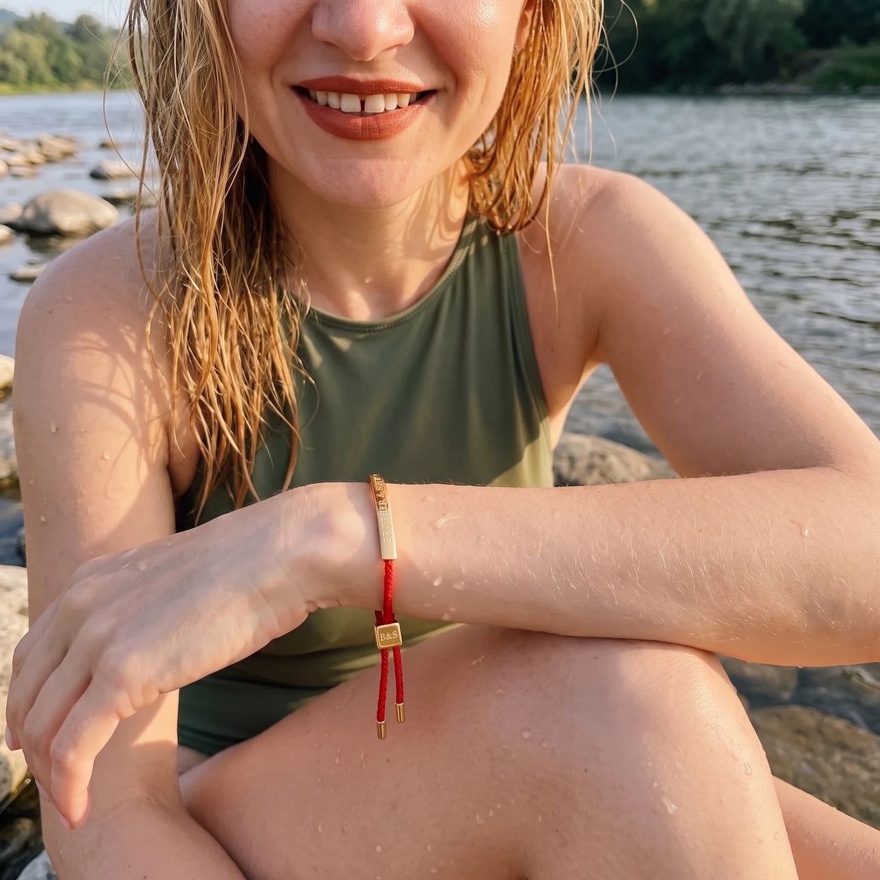 Rotes armband — im Wasser getragen, wasserfest, Gold | SKU: lamour-g