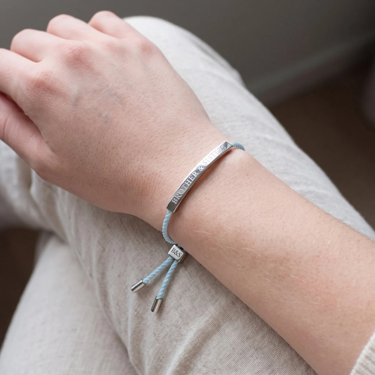 Gravur armband — getragen, echte Größe, Silber | SKU: leciel-wg