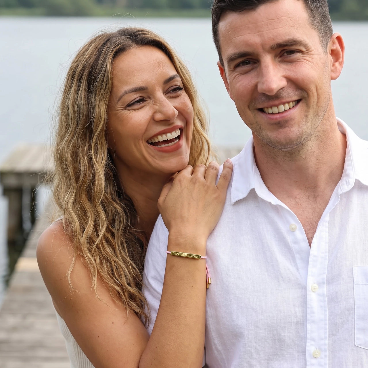 Armband rosa — von einem Paar getragen, Gold | SKU: lecorail-g