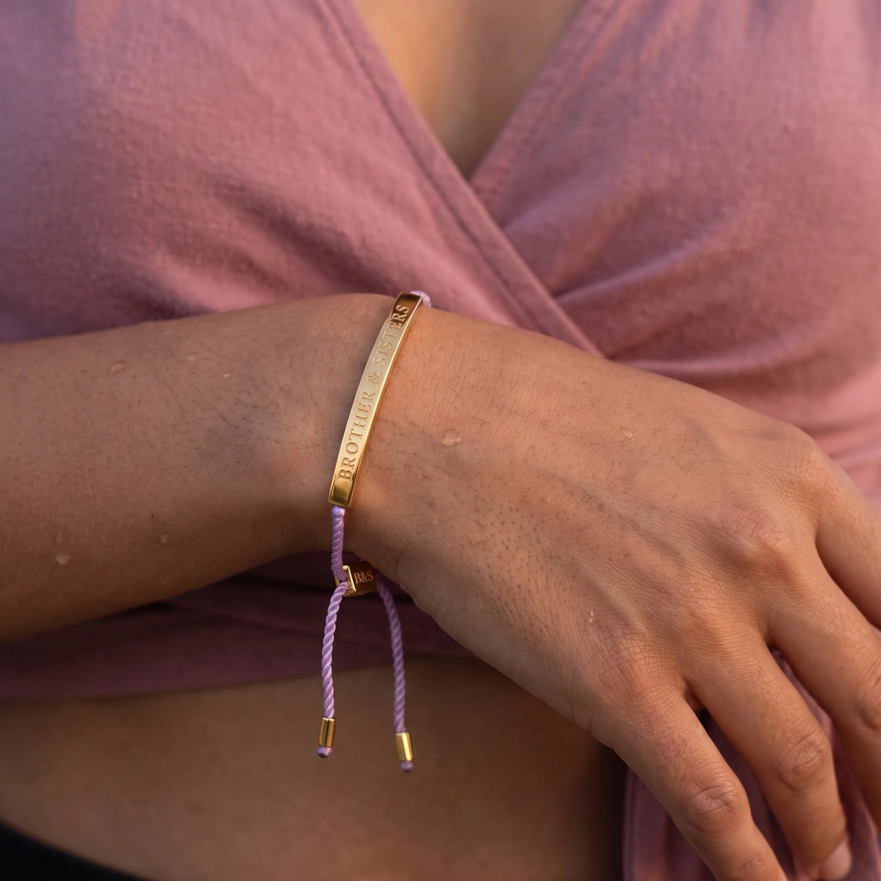 Freundschaftsarmband — Nahaufnahme der Details, Gold | SKU: lemauve-g