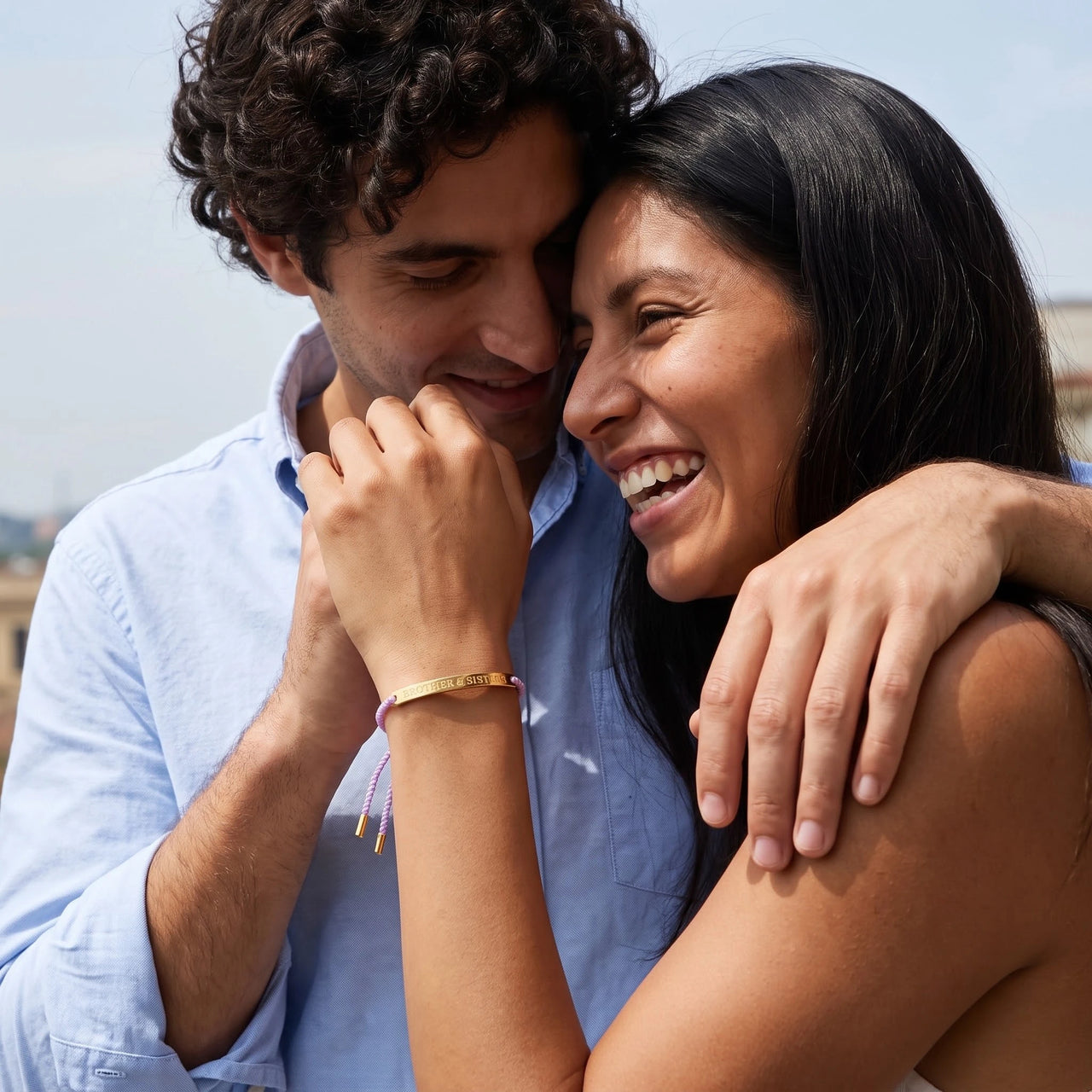 Makramee armband — von einem Paar getragen, Gold | SKU: lemauve-g