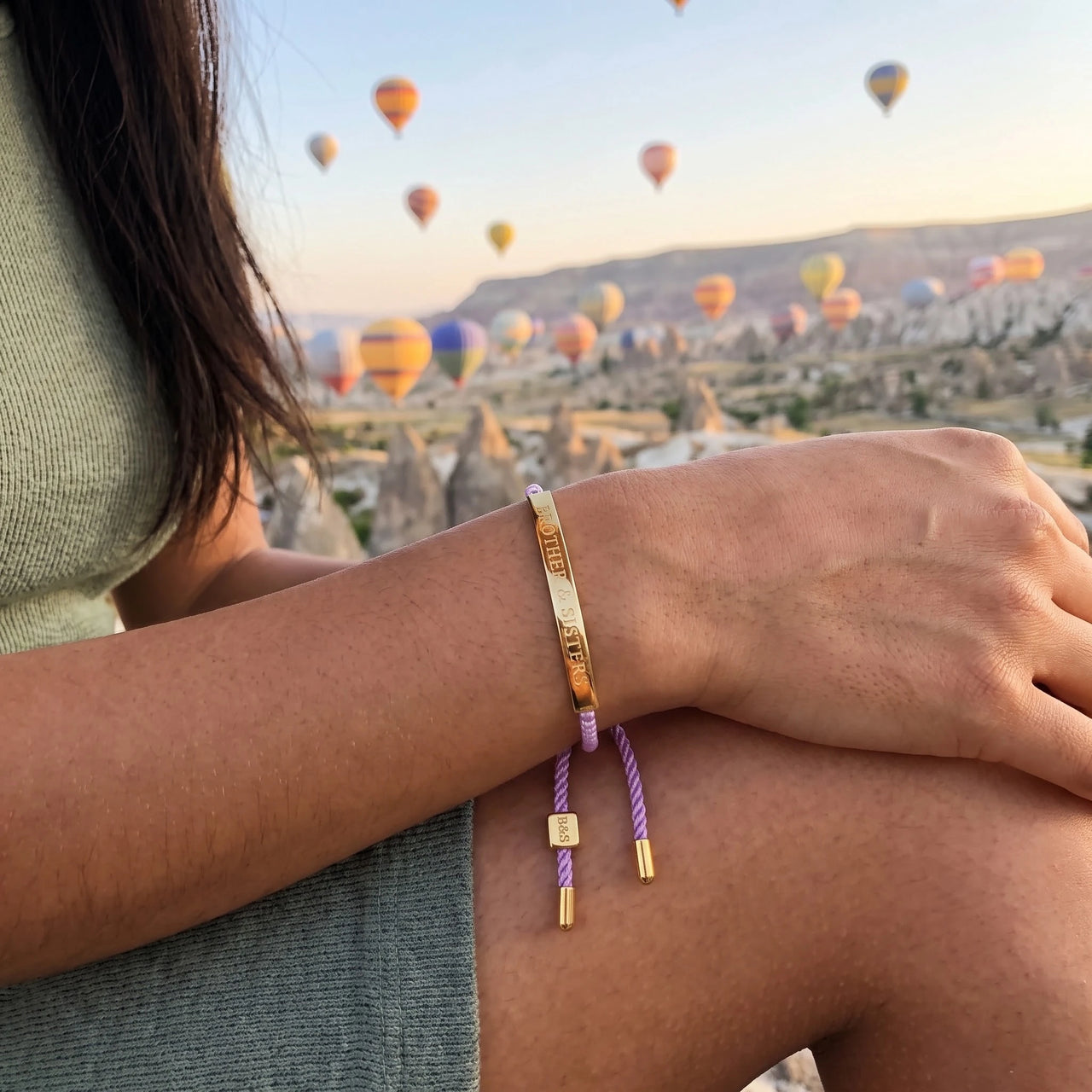 Armband lila — getragen auf einer Reise, Gold | SKU: lemauve-g