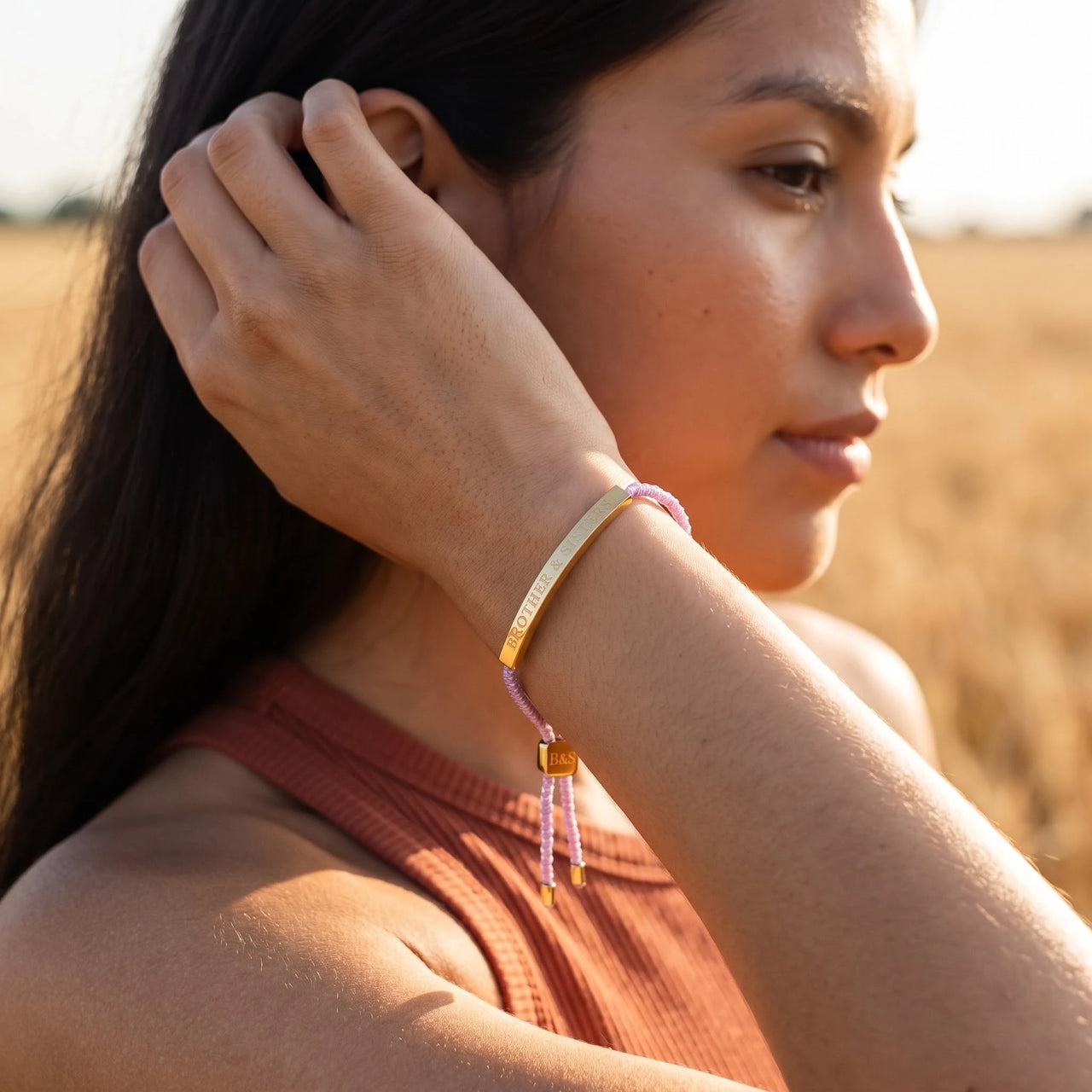 Makramee armband — getragen im Alltag, Gold | SKU: lemauve-g