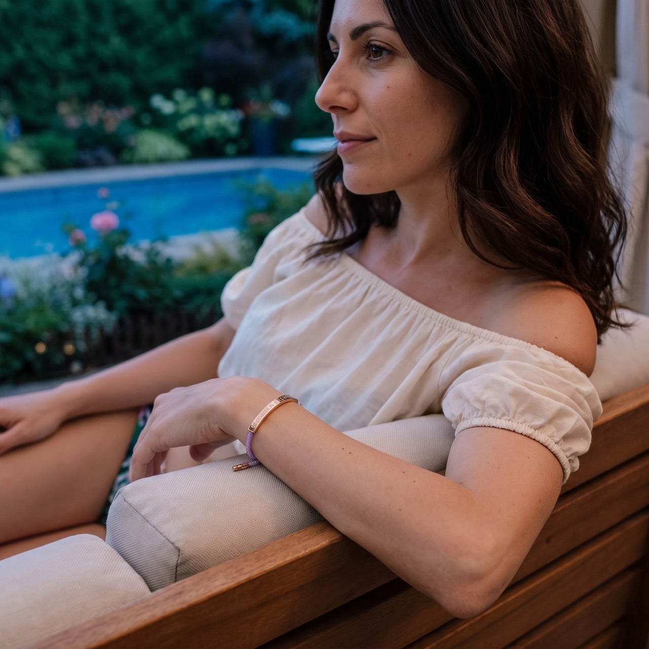 Armband lila — getragen an einem entspannten Tag, Roségold | SKU: lemauve-rg