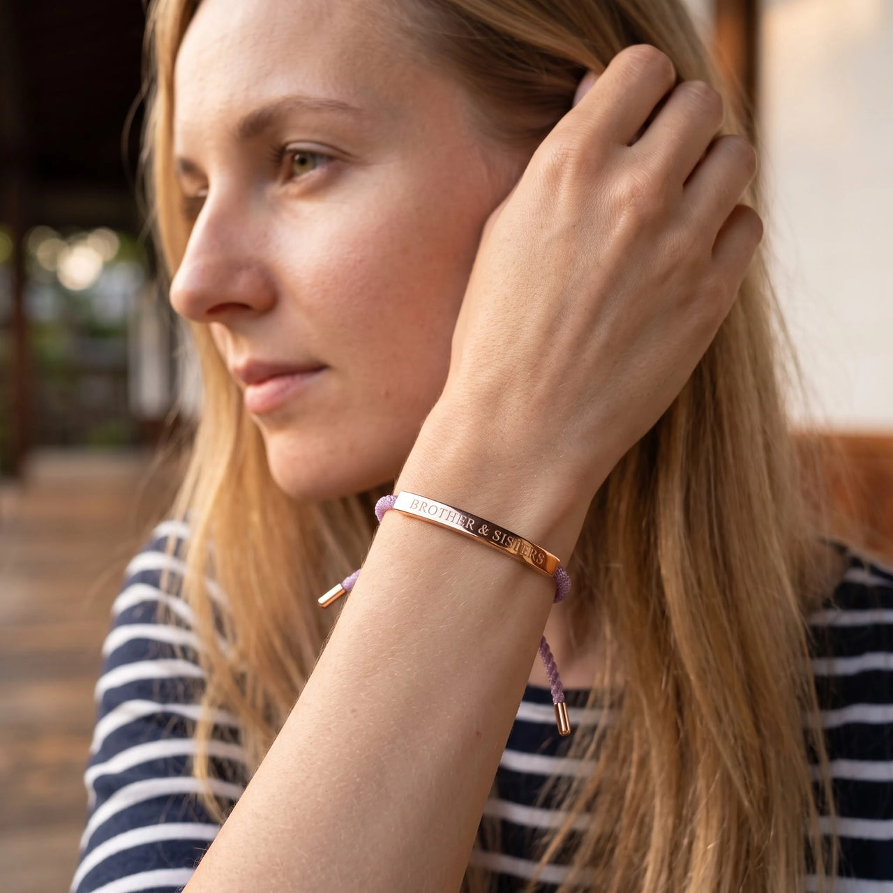 Armband lila — getragen im Alltag, Roségold | SKU: lemauve-rg