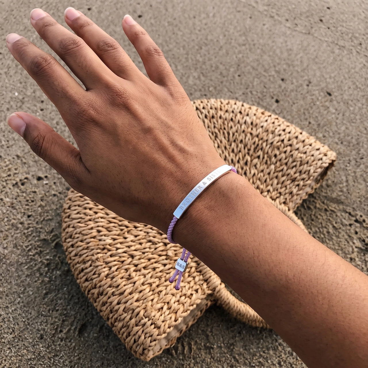 Makramee armband — getragen, echte Größe, Silber | SKU: lemauve-wg