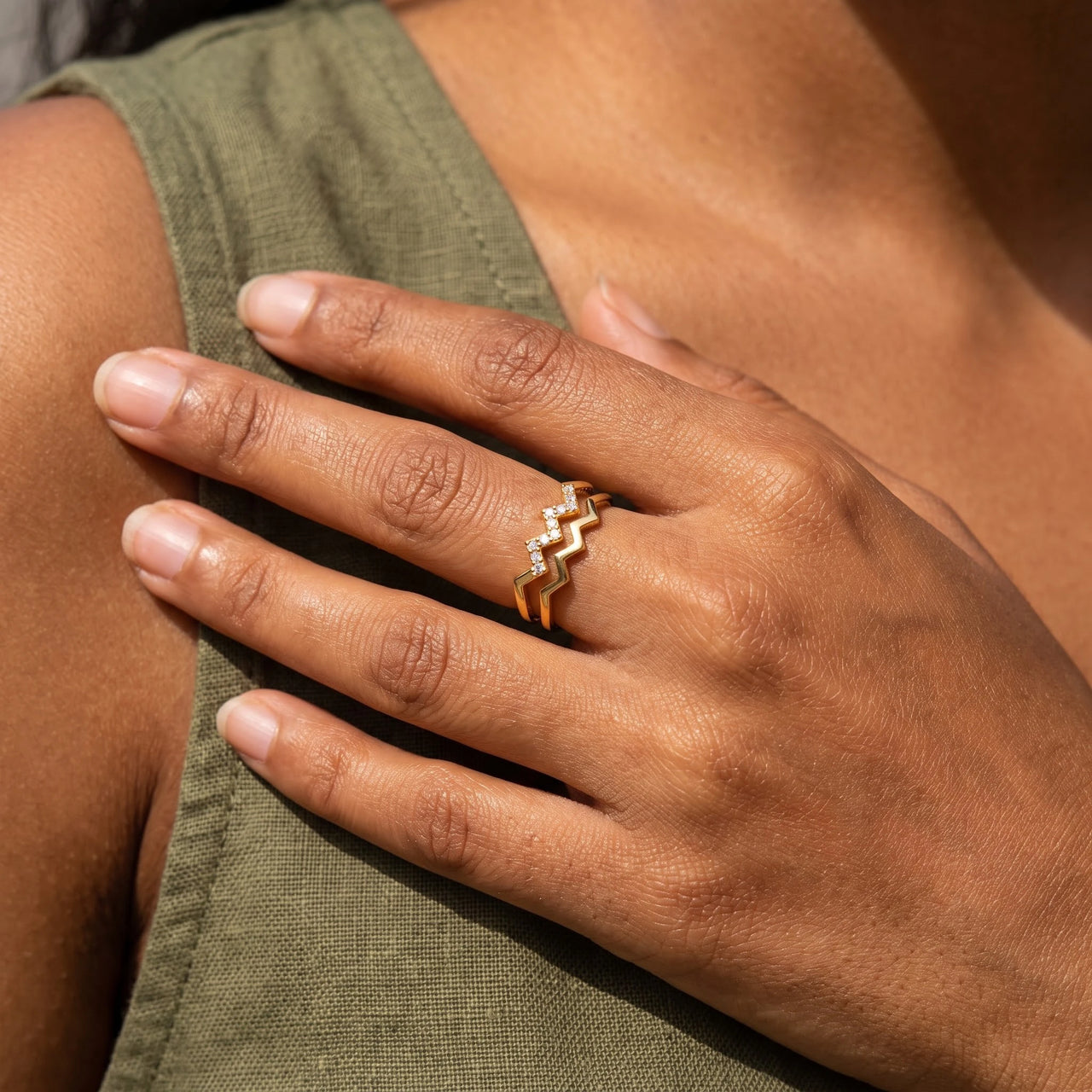 Stapelringe — Nahaufnahme der Details, Gold | SKU: lezigzag