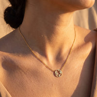 Thumbnail for Weltkugel kette — Nahaufnahme der Details, Gold | SKU: 22173453-gold