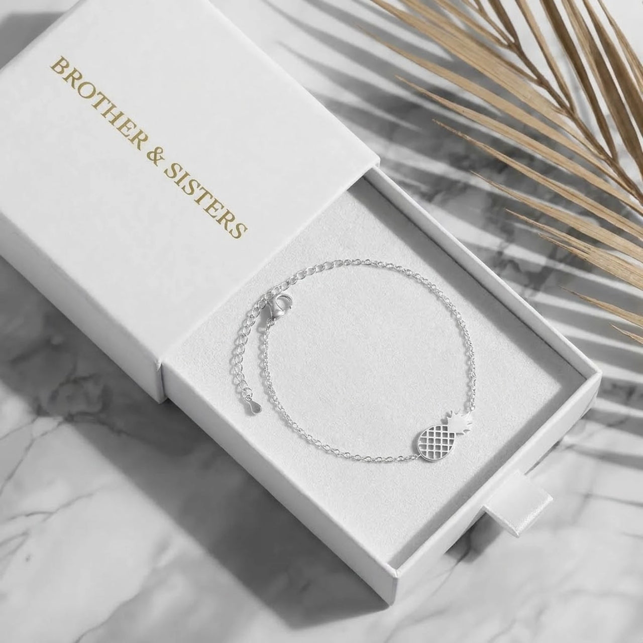 Silver charm bracelet in the Brother & Sisters gift box | SKU: 9178613-white-gold