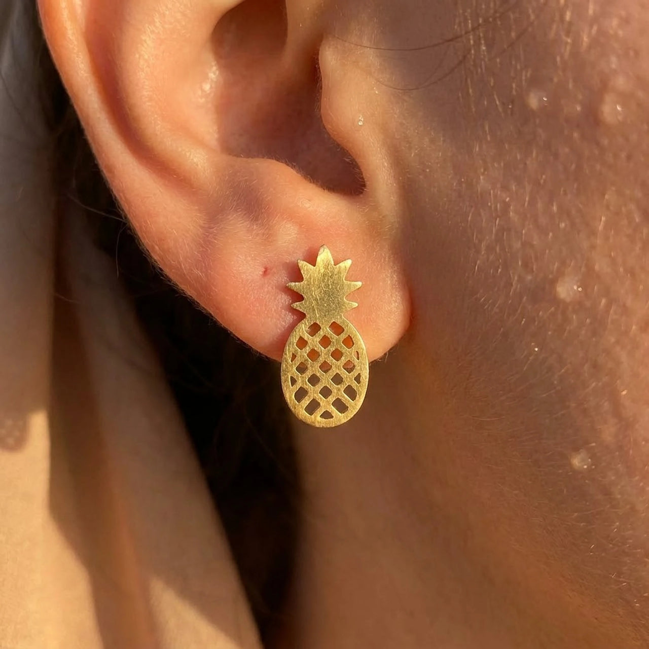 Ananas ohrstecker — Nahaufnahme der Details, Gold | SKU: 437186-gold-color