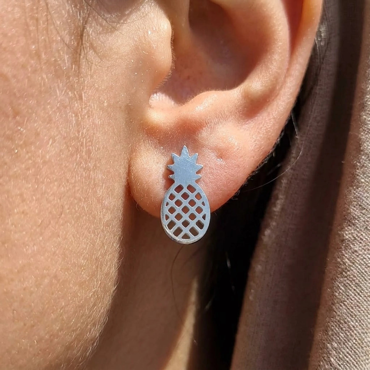 Ananas ohrstecker — Nahaufnahme der Details, Silber | SKU: 437186-silver-plated