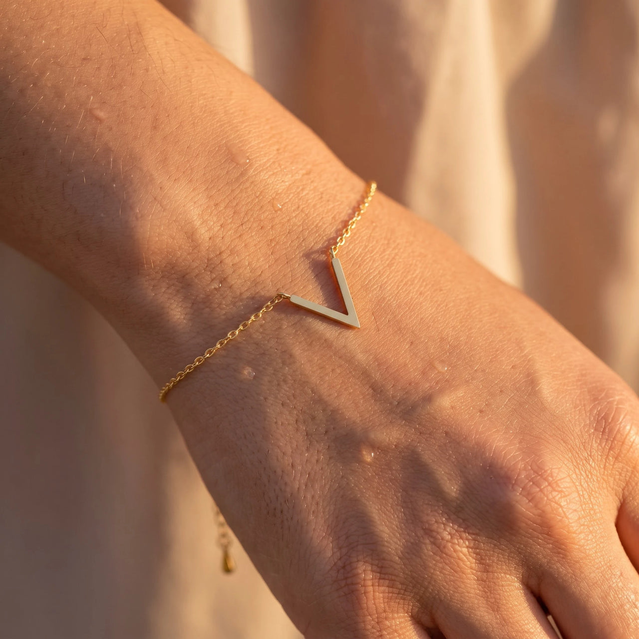 V armband — Nahaufnahme der Details, Gold | SKU: 9443177-gold