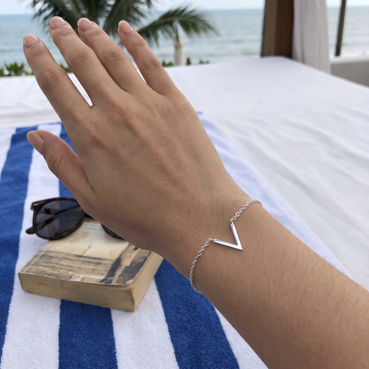 V armband — getragen, echte Größe, Silber | SKU: 9443177-white-gold