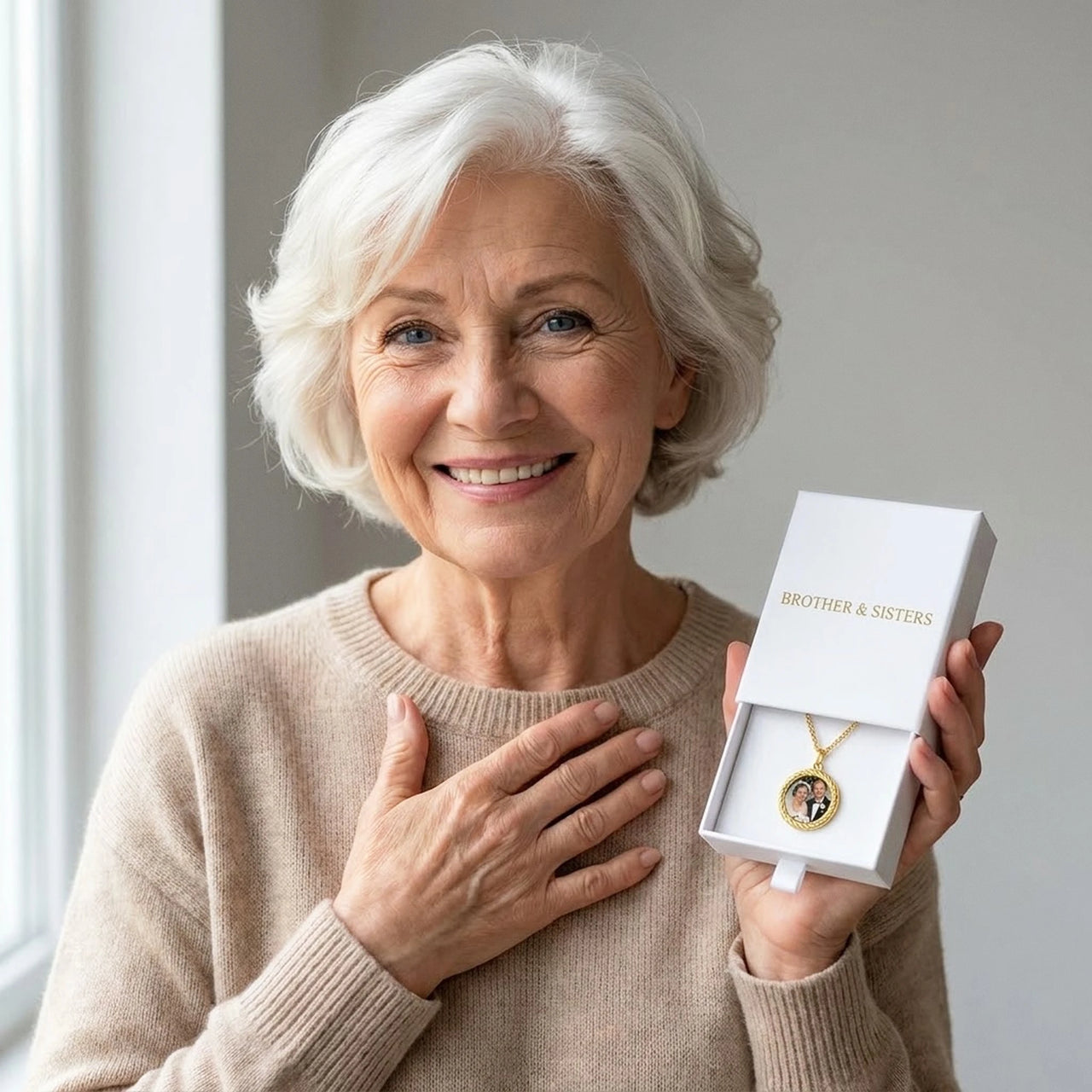The gold round photo necklace with a wedding photo in the Brother & Sisters gift box | SKU: TPH-RNDN-GOLD