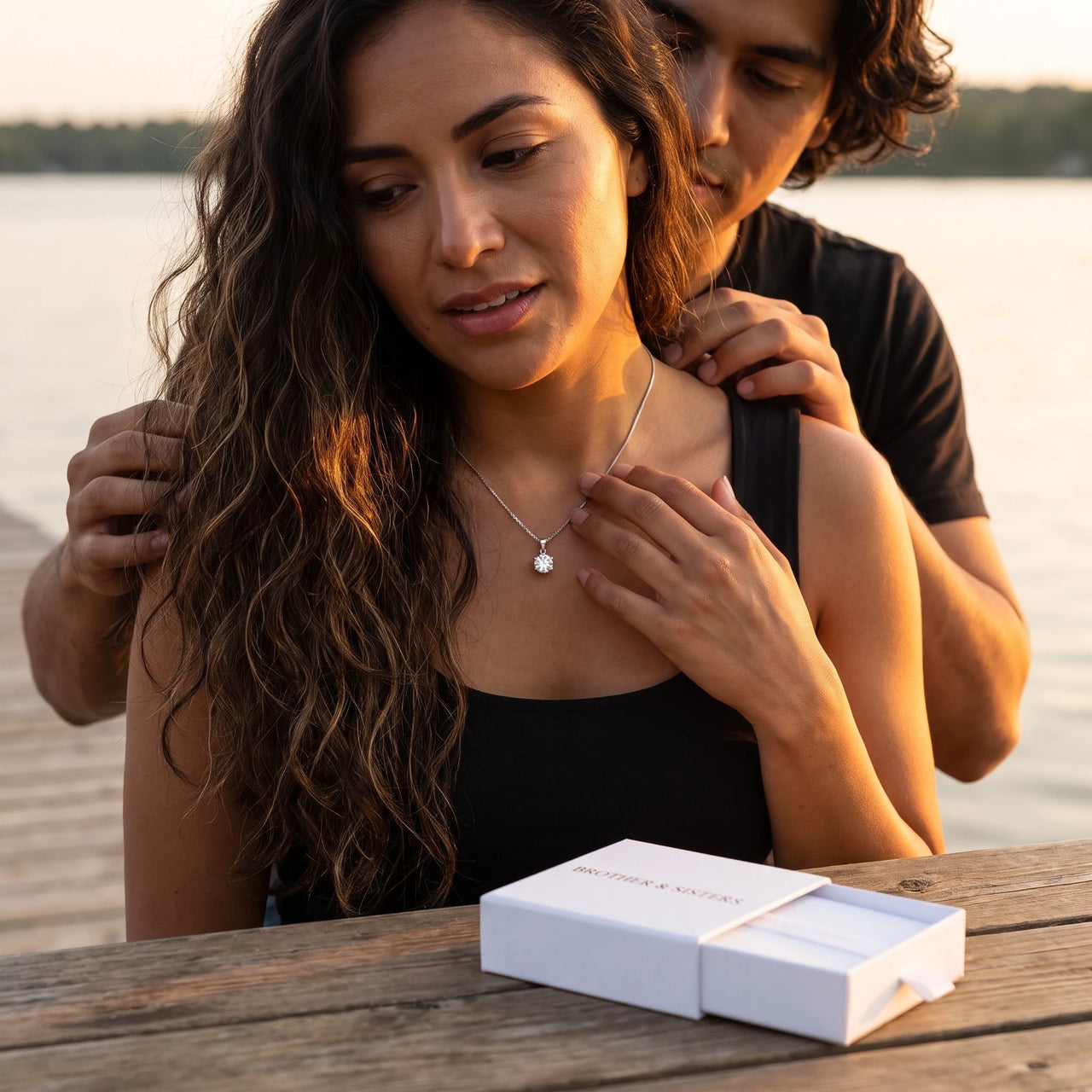 He offers her the silver necklace | SKU: 505665
