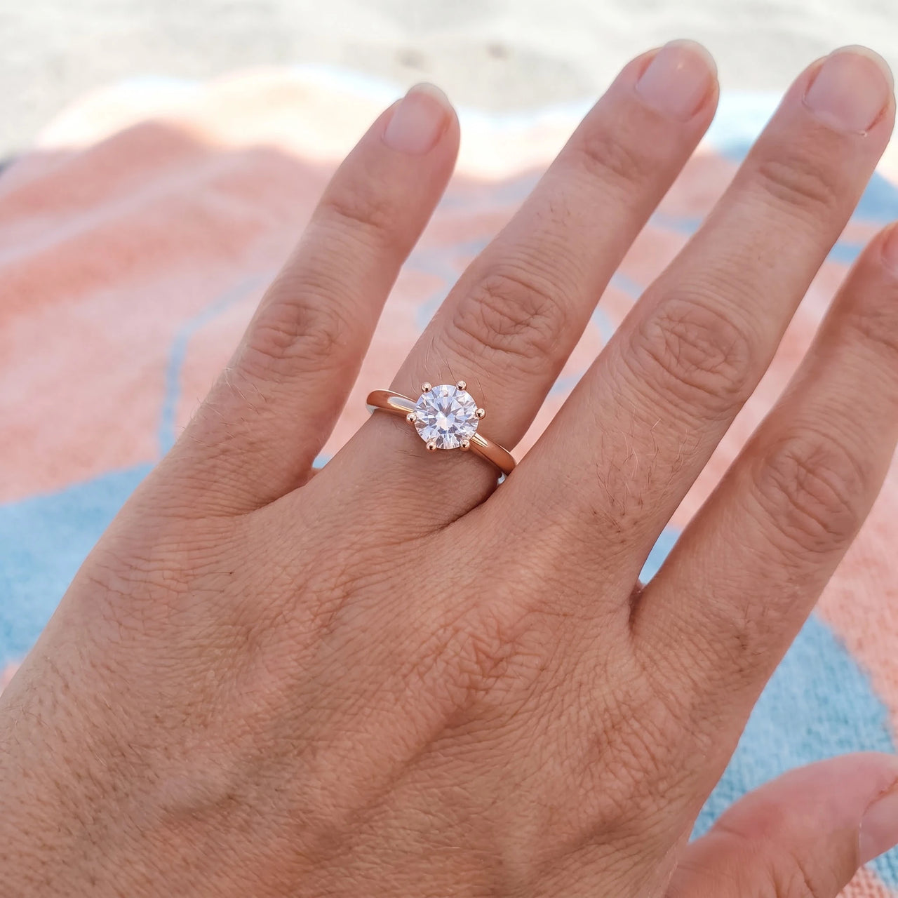 Ring mit zirkonia — getragen, echte Größe, Roségold | SKU: 33759698-4.5-rose-gold