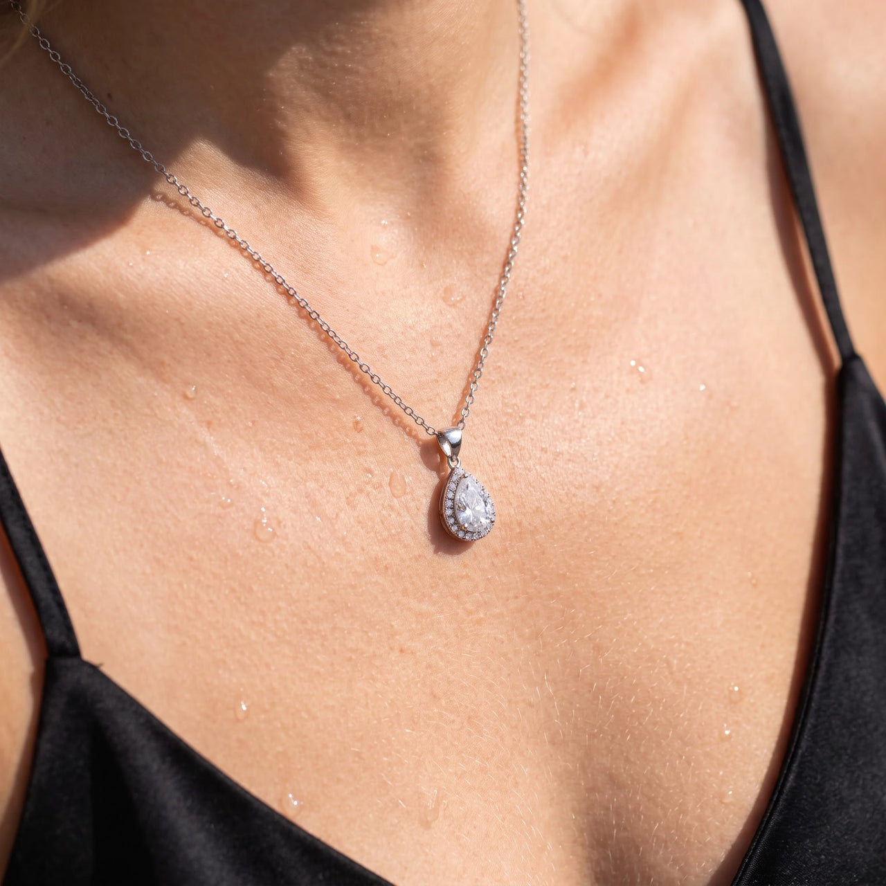 Tropfen anhänger — Nahaufnahme der Details, Silber | SKU: 505415-white