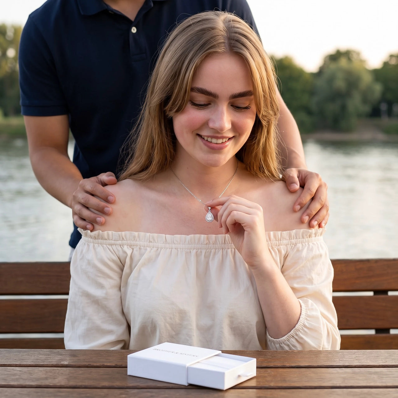Tropfen kette — von einem Paar getragen, Silber | SKU: 505415-white