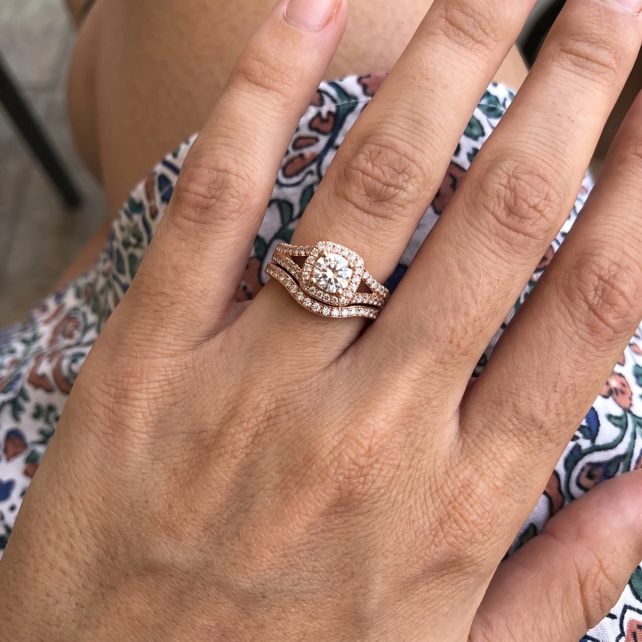 Ring mit zirkonia — getragen, echte Größe, Roségold | SKU: 497080-4.5-rose-gold